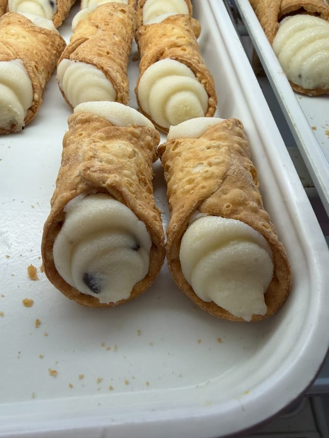 Cannoli.
